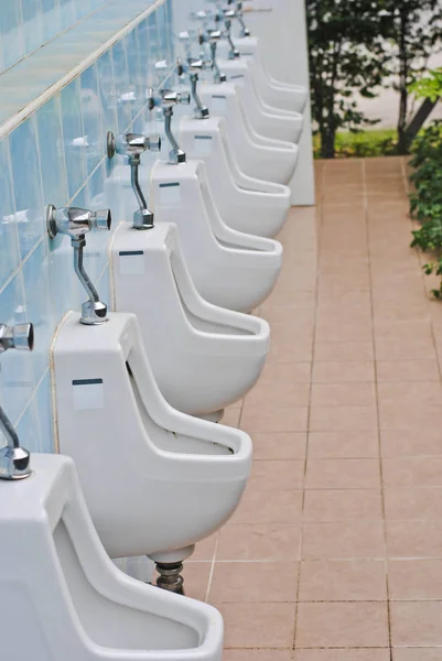 Fila de urinarios al aire libre hombres baño público, baño — Foto de Stock