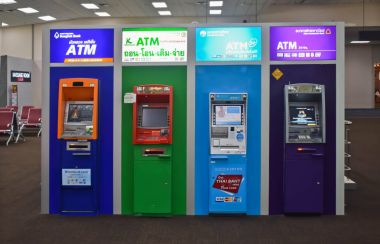 Bangkok, Tayland - 05 Şubat 2017: Birçok para veya Atm Tay insanlar ve yabancı yolcuları için yapmak bir Don Mueang Uluslararası Havaalanına 5 Şubat 2017 üzerinde Bangkok, Tayland çekilmesi