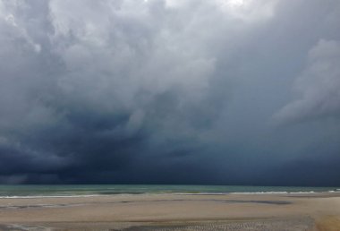 Yaklaşan fırtına bulutu ile denize yağmur
