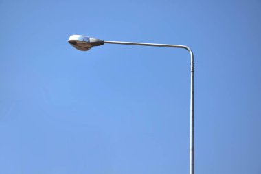 Mavi gökyüzü arka plan ile sokak lambası sonrası elektrik sanayi