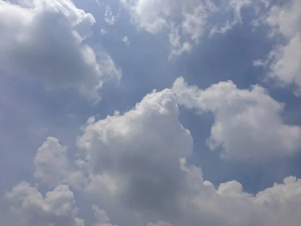 Cielo blu è coperto da nuvole bianche soft focus — Foto Stock