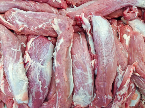 Carne di maiale cruda fresca in vendita sul mercato . — Foto Stock