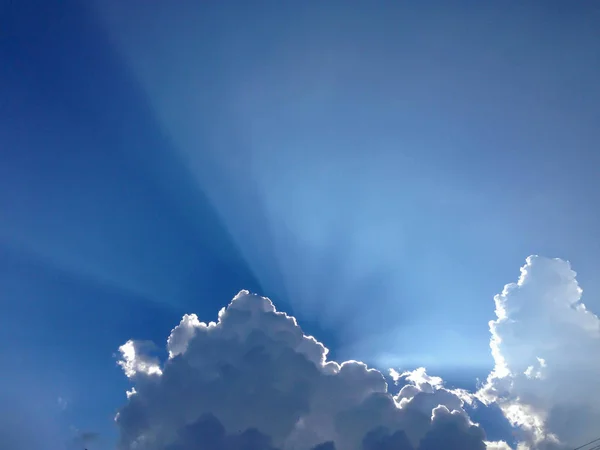 Cielo azul con nubes y rayos de sol —  Fotos de Stock