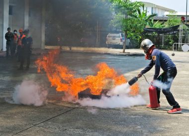 Bangkok, Tayland - 31 Ekim 2017: İnsanlar Yangın tatbikatı ve bir yangın emniyet tank kullanmak eğitim için hazırlık.