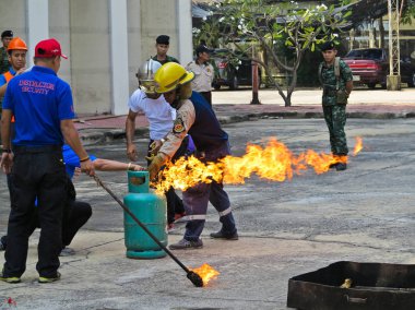 Bangkok, Tayland - 31 Ekim 2017: İnsanlar hazırlık eğitimi ve yangın tatbikatı 
