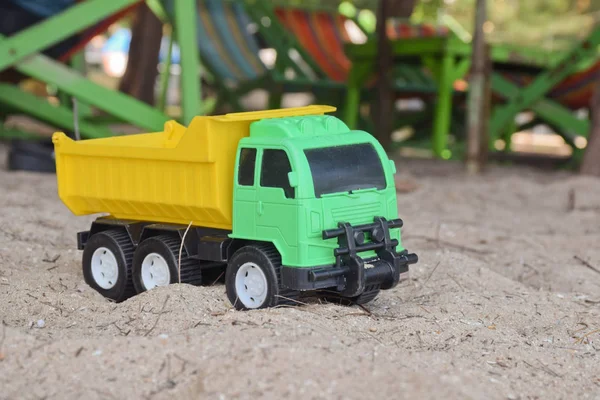 玩具卡车在沙子。儿童玩具. — 图库照片