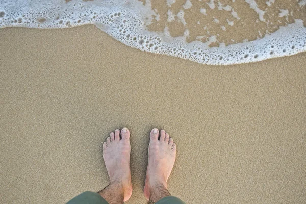 Pés com onda na praia arenosa vista superior — Fotografia de Stock