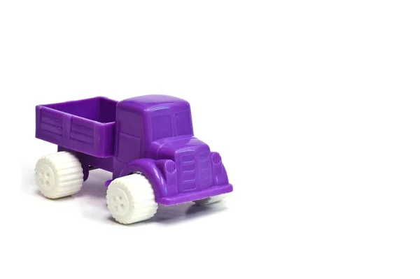 Фиолетовый цвет игрушечной машины. Изолированный на белом фоне — стоковое фото