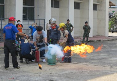 Bangkok, Tayland - 31 Ekim 2017: İnsanlar hazırlık eğitimi ve yangın tatbikatı
