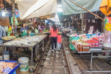 Maeklong, Tayland-Aralık 02,2017: Ünlü tren Pazar veya Maeklong, Tayland, Tayland ve altıncı kez tren hepsini teker çalışan bir gün ünlü bir Pazar katlanır şemsiye markette.