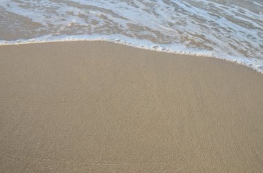 Yumuşak deniz dalgası kumsala doku arka plan üzerinde