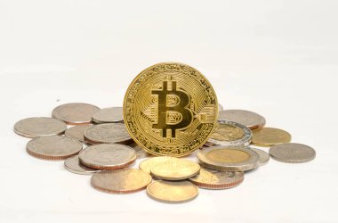 Beyaz zemin üzerine altın Cryptocurrency bitcoin. 