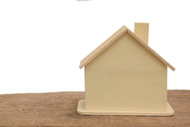 Ahşap ev ahşap zemin üzerinde beyaz arka plan üzerinde izole 