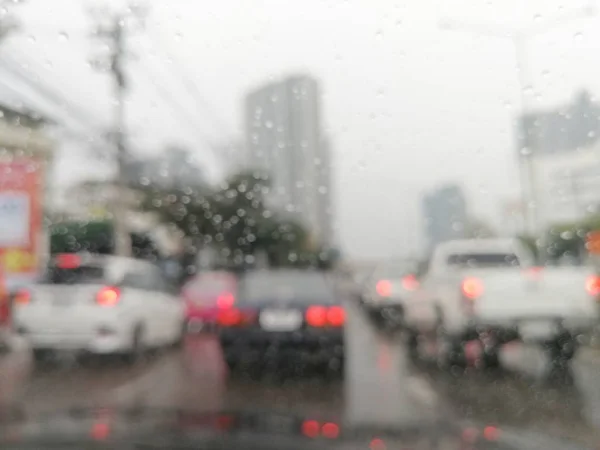交通渋滞で雨の日に車を運転する危険な輸送と悪天候が背景にぼやけている — ストック写真