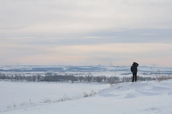 Beautiful winter landscape in the hill. Man standing on the hill — Stock Photo, Image