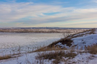 Tepedeki güzel kış manzarası. Donmuş göl manzarası.