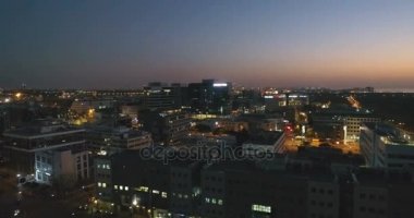 Gece şehir atış kurulması hava. Pivotwith bir belirti ile yan hareket günbatımı