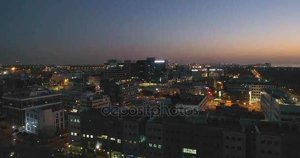 Noite Cidade Aérea Estabelecendo Tiro Movimento Lateral Com Pivô Com — Vídeo de Stock