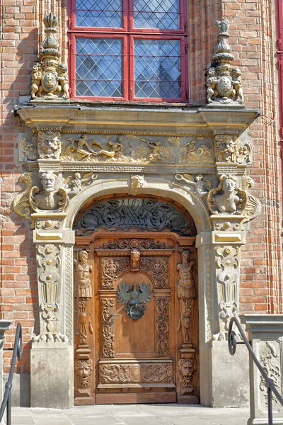 Decorated wooden door and entamblature — Stock Photo, Image