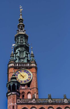 Gdansk belediye binasının saat kulesi. 