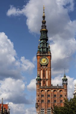 Gdansk belediye binasının saat kulesi. 