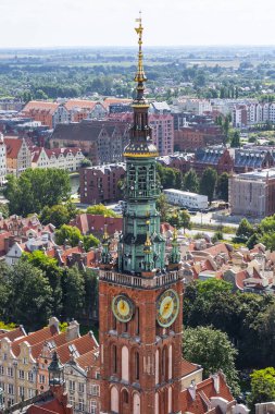 Gdansk belediye binasının saat kulesi. 