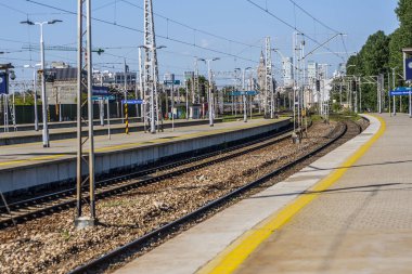 Demiryolu platformu, raylar ve elektrik çekişi