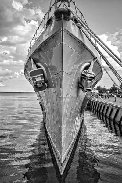 Distroyer Orp Blyskawica kotvící v přístavu — Stock fotografie