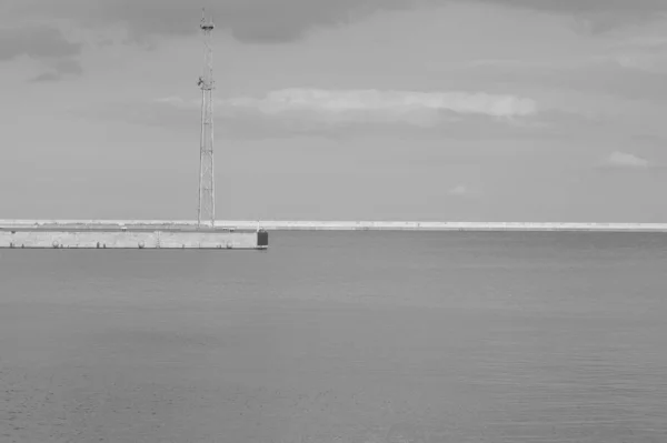 Hamn med vågbrytare i mitten — Stockfoto