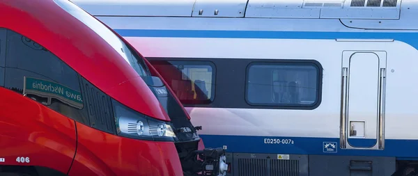 Moderne Züge am Bahnsteig — Stockfoto