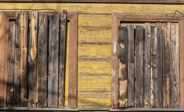 Fenêtres martelées avec des planches — Photo