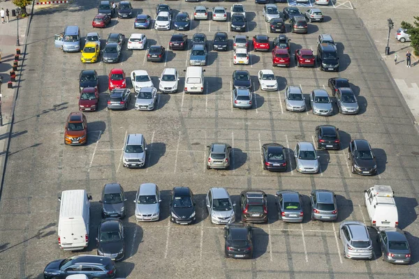 Парковка с различными автомобилями — стоковое фото