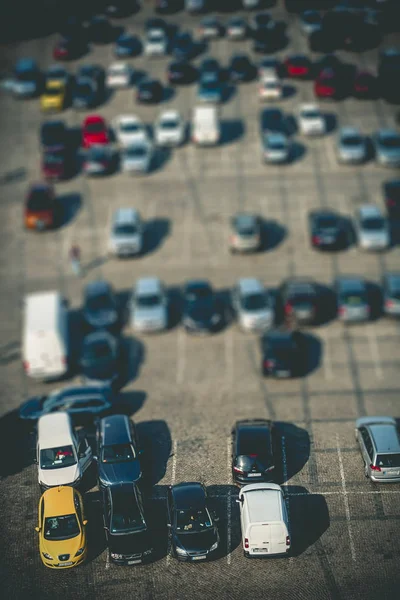 Aparcamiento con diferentes coches — Foto de Stock