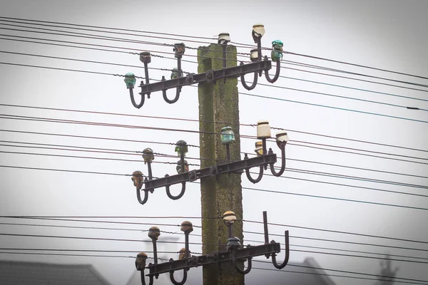 Stolpe med telegraf och telefonlinje — Stockfoto