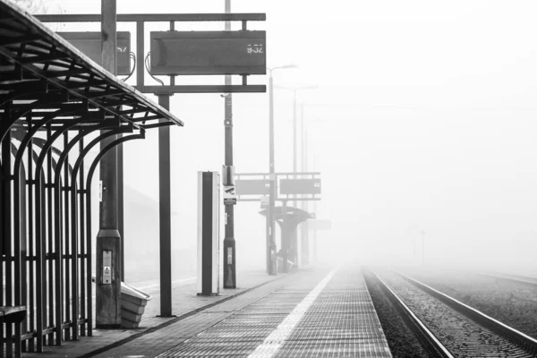 Plataforma Estação Trem Vazia Manhã Dia Nebuloso Imagem Monocromática — Fotografia de Stock