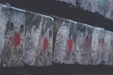 Demiryolu raylarının altında yatmaya hazır yeni beton demiryolu uyuyanları sıraya dizildiler. 