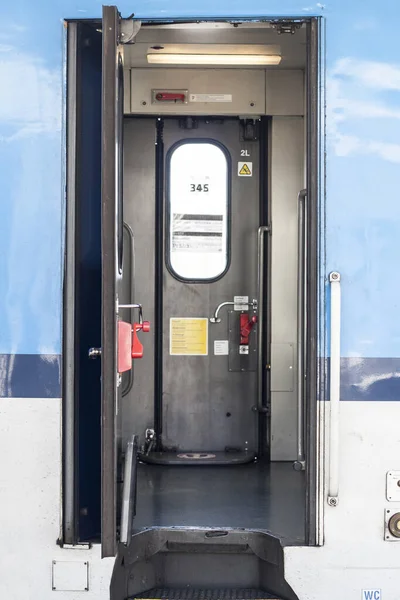 Offene Einfahrt Personenwaggon Bahnsteig Erwartet — Stockfoto