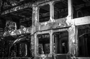 1 Eylül 1939 'da bu Polonya karakoluna Alman saldırısının 2. Dünya Savaşı' nın başlangıcı olarak kabul edildiği Westerplatte 'deki harap olmuş yeni askeri nakliye deposunun dış cephesi..