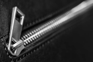 Siyah kadınların çantasının fermuarını kapat. 