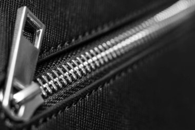 Siyah kadınların çantasının fermuarını kapat. 