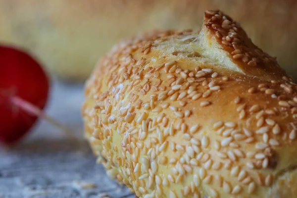 Close Van Verse Maïsbroodjes Met Sesamzaad — Stockfoto