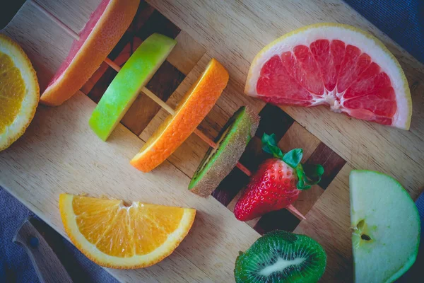 Plochý Obraz Shashlika Ovocem Rubínově Červeným Grapefruitem Pomerančem Jahodou Zeleným — Stock fotografie