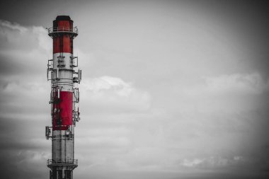 Kırmızı ve beyaz yüksek ısıtma tesisi bacası anten direği olarak fotokopi alanı, siyah ve beyaz resim ve seçili kırmızı renk