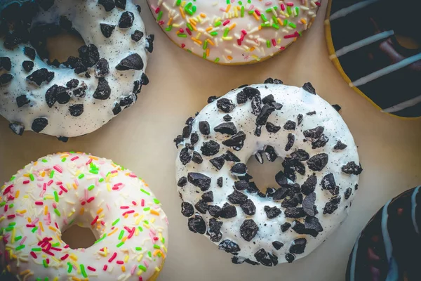 Flaches Laien Bild Von Donut Mit Weißer Glasur Und Schwarzen — Stockfoto