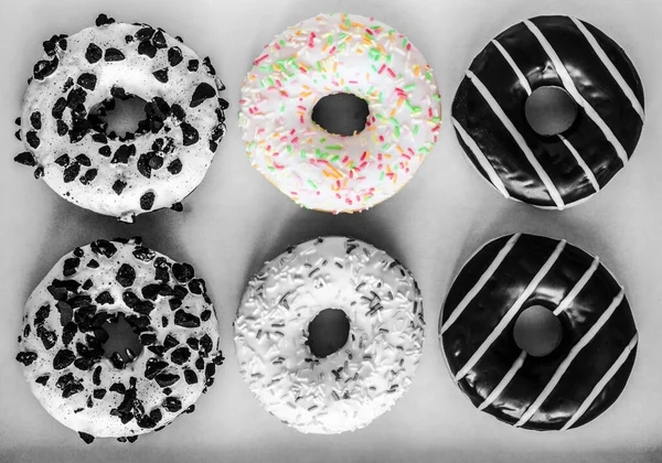 Flat Lay Imagem Seis Donuts Anel Com Esmalte Branco Colorido — Fotografia de Stock