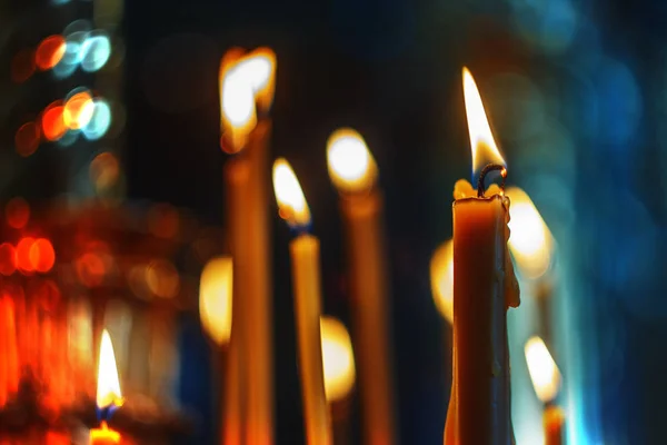 manastırın içinde yanan mumlar