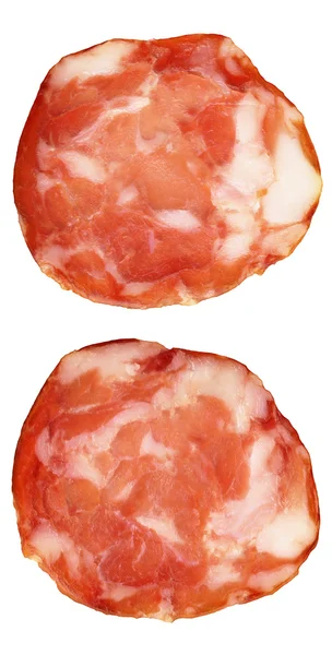 Salami de cerdo rebanadas aisladas sobre fondo blanco —  Fotos de Stock
