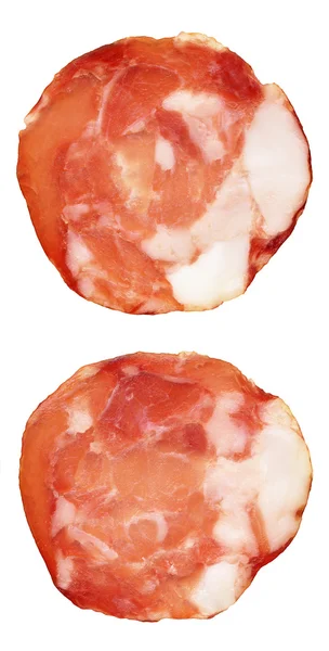 Salami de cerdo rebanadas aisladas sobre fondo blanco —  Fotos de Stock