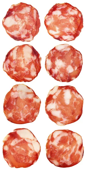 Fette di salame di maiale isolate su sfondo bianco — Foto Stock