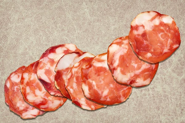 Fette di salame di maiale su pergamena Place Mat — Foto Stock